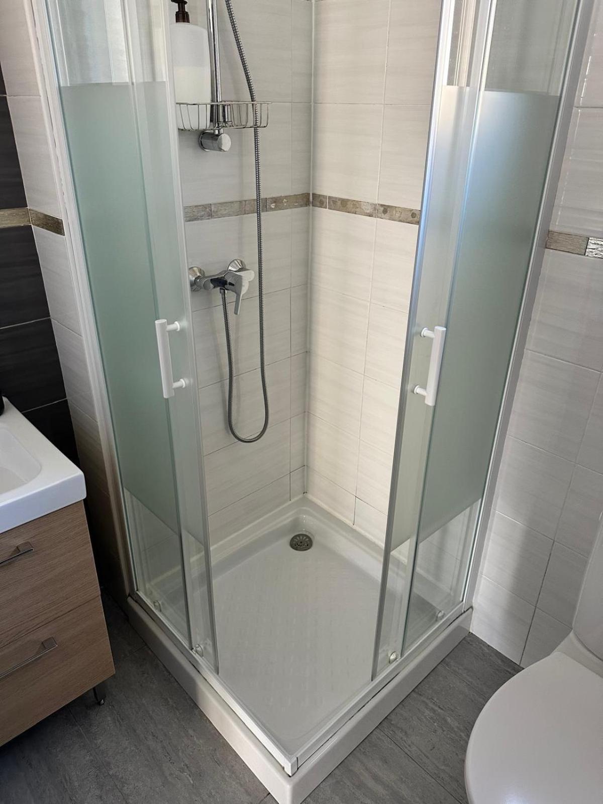 Appartement T2 Avec Terrasse Et Cour Cavaillon Dış mekan fotoğraf