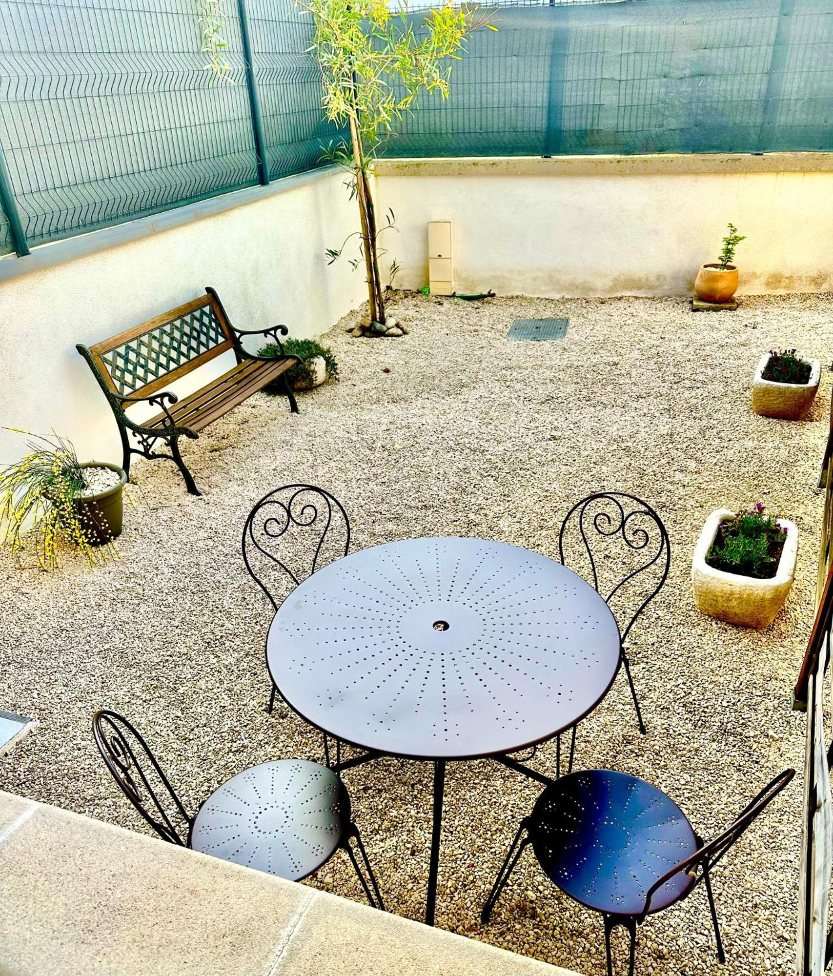 Appartement T2 Avec Terrasse Et Cour Cavaillon Dış mekan fotoğraf